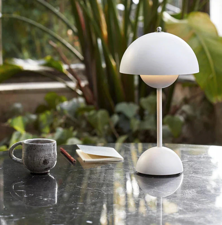 LED Tischlampe aus Metall | Wiederaufladbare Designerleuchte für stilvolle Innenräume
