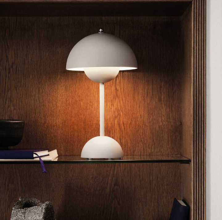 LED Tischlampe aus Metall | Wiederaufladbare Designerleuchte für stilvolle Innenräume