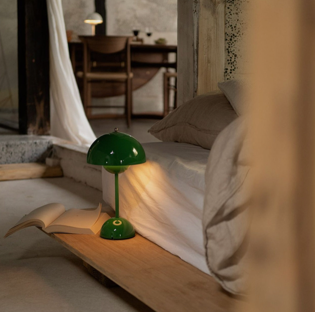 LED Tischlampe aus Metall | Wiederaufladbare Designerleuchte für stilvolle Innenräume