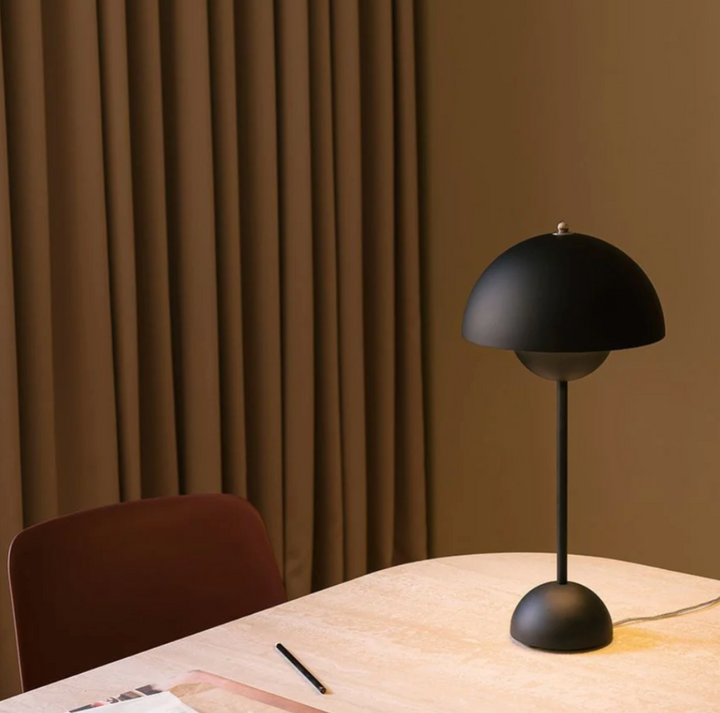 LED Tischlampe aus Metall | Wiederaufladbare Designerleuchte für stilvolle Innenräume